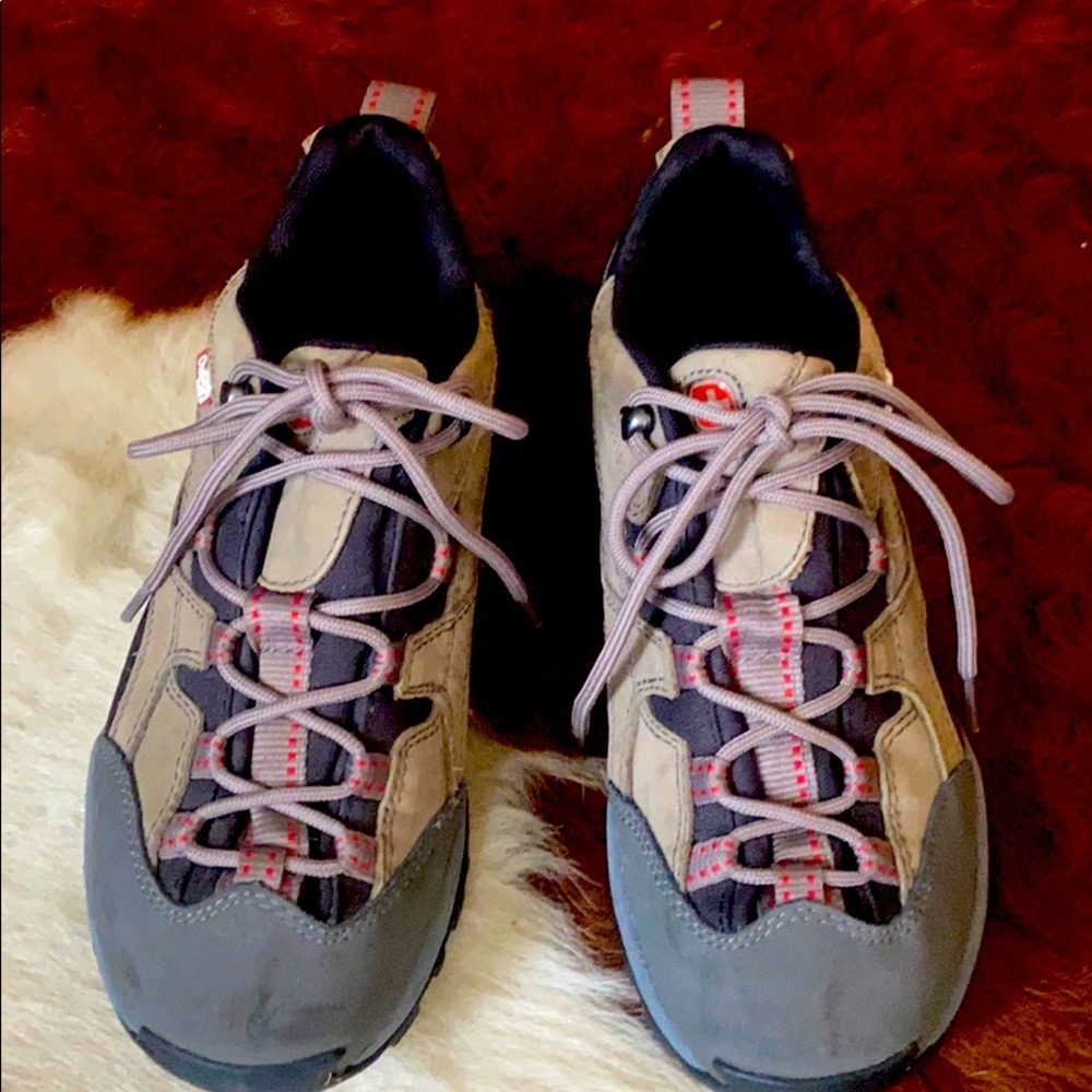Wenger Boulder Trail Shoe. Size 7.5